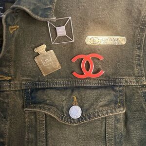 CHANEL orange l enamel vInterlocking C pin